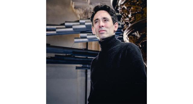 Ein Mann an der Orgel