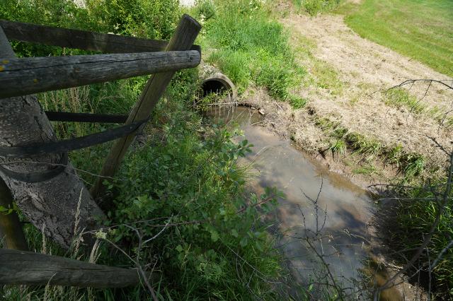 Wasser fließt aus einem Wasserrohr