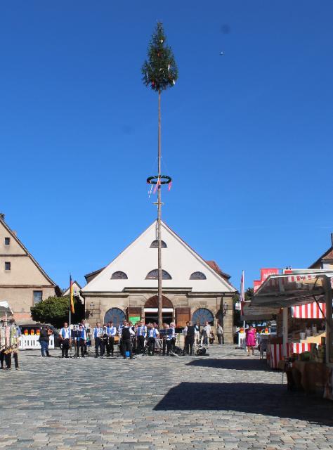 Marktplatz mit Kerwabaum