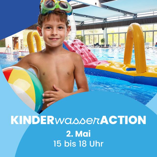 Ein Junge steht vor einer Schwimmhalle. Er hält einen bunten Ball unter dem Arm. Im Hintergrund sieht man eine bunte Wasserstraße
