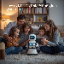Eine Familie sitzt mit einem Roboter in einem Wohnzimmer