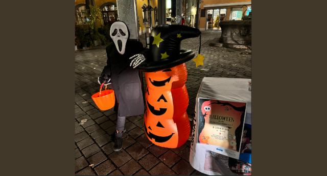 Ein Kind in Halloweenkleidung