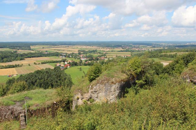 Felsen im Vordergrund mit Blick in weite Landschaft
