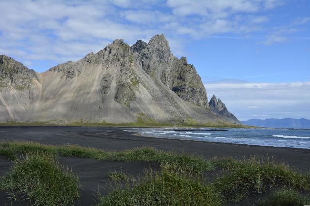 ein Berg hinter einem Strand