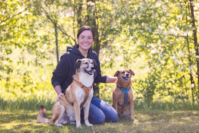 Antonia Bayerlein mit zwei Hunden.