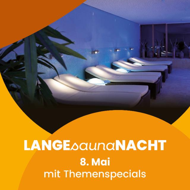 Auf dem Bild sieht man die Liegen im Saunaruheraum neben einer Palme. Sanftes Licht von den Deckenlampen fällt auf die Liegen im Saunaruheraum. Auf dem Bild ist ein Schriftzug zu sehen. Darauf steht der Name der Veranstaltung ‚Lange Saunanacht‘ und das Datum 8. Mai mit Themenspecials.