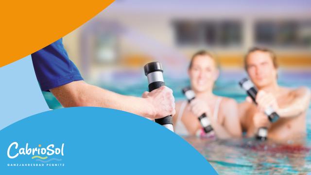 Personen im Wasser beobachten einen Trainer mit Hantel