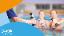 Personen im Wasser beobachten einen Trainer mit Hantel