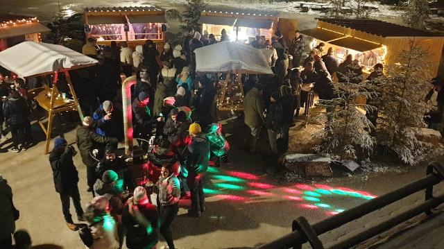 Das Bild zeigt die ausgelassene Feierstimmung auf dem großen Zimmerplatz zur After-Work-Party im Jahr 2022.