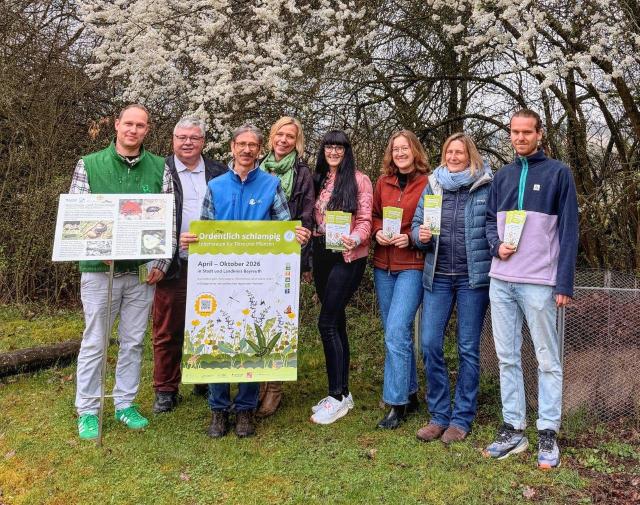 Akteure des Netzwerks Ordentlich schlampig 2026 vor blühendem Obstbaum