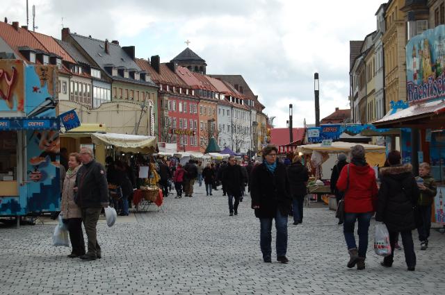 Lichtmessmarkt mit vielen Buden und Menschen
