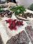 Tisch mit verschiedenen herbstlichen Beeren, Blättern und Rinde