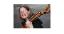 Die Violinistin hat eine Geige in der Hand