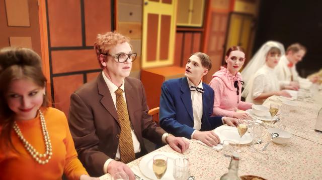 Hochzeitsgesellschaft am Tisch