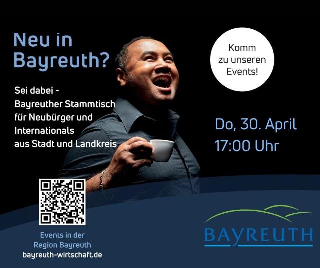 Ein  lachender Mann mit einer Tasse Kaffee