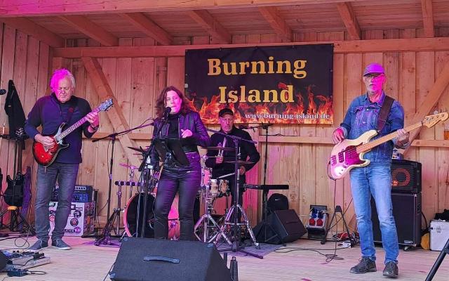 die gesamte Band auf einer Bühne