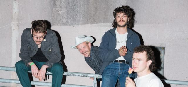 Mitglieder von Tuff Guac posieren für die Kamera.