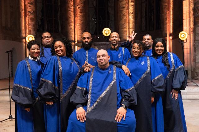 Best of Black Gospel Chor in blau schwarzem Outfit