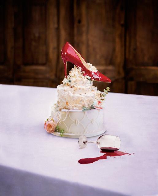 roter Damenschuh auf Hochzeitstorte