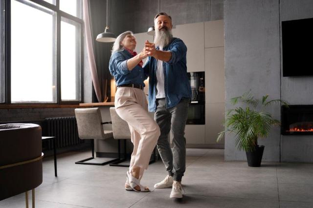 Tanzendes Paar zu Hause