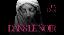 Statue einer Frau mit Titel in pinker Schrift