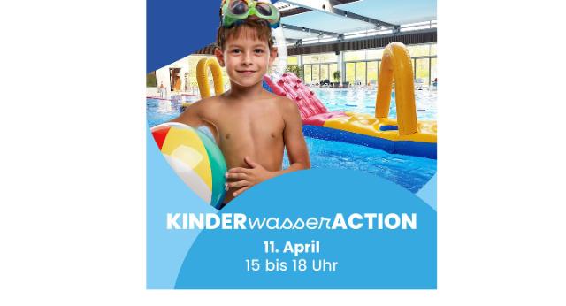 Ein Junge hält einen Wasserball unter dem Arm und steht im Schwimmbecken