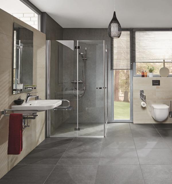 Modern gestaltetes, barrierefreies Badezimmer mit begehbarer Dusche und ebenerdigen Zugang. 