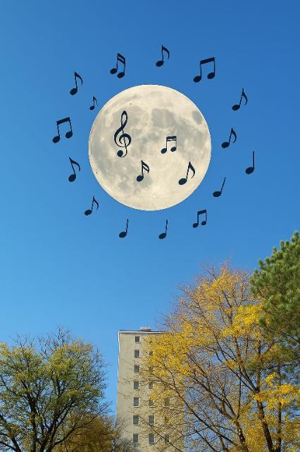 Ein Mond vor einem blauen Himmel mit Musiknoten, die in der Luft schweben.