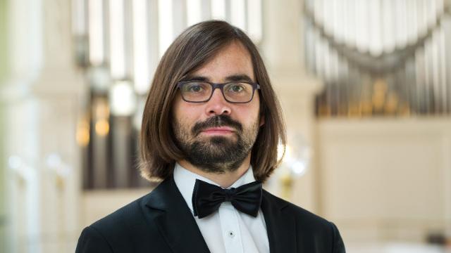 Lucas Pohle vor einer Orgel