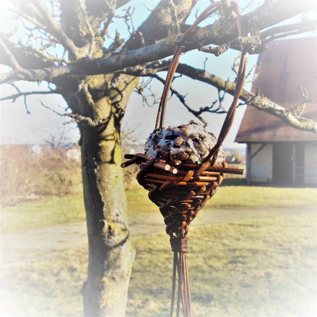 Ein geflochtenes Vogelfutterkörbchen aus Weidenruten