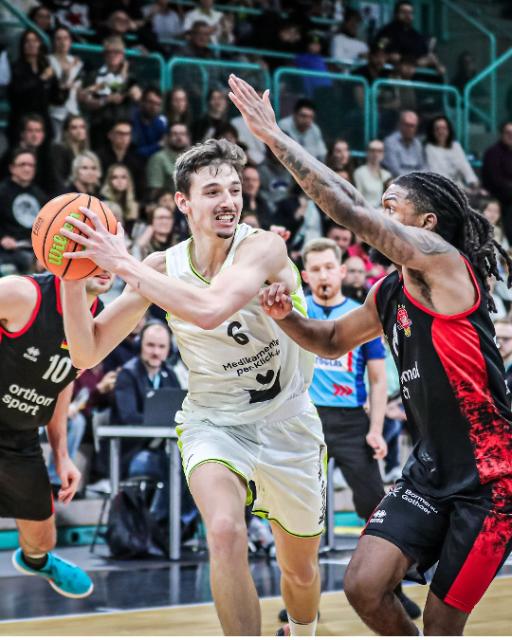 Moritz wirft den Ball