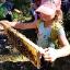Kind mit Bienenwaben