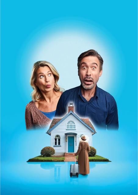 Erschrockenes Paar über einem Haus, davor eine Besucherin mit Koffer