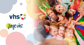 Logo zu Junge vhs mit einem Foto mit vielen Kindern. 