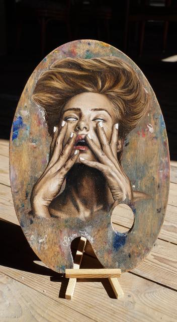 Portrait einer Frau auf einer Malpalette