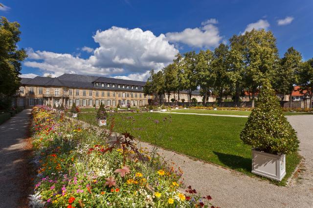Neues Schloss Bayreuth mit Hofgarten und Blick zur Gartenfassade