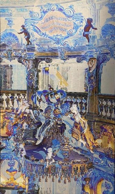 Ein Kunstwerk in Großformat, vornehmlich blau und gold.