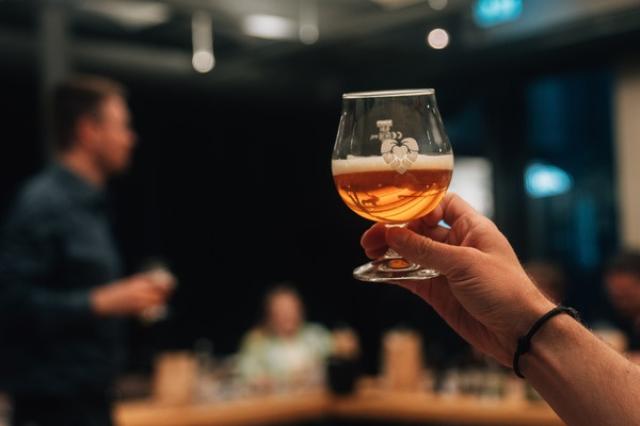 Mann mit Bier in der Hand