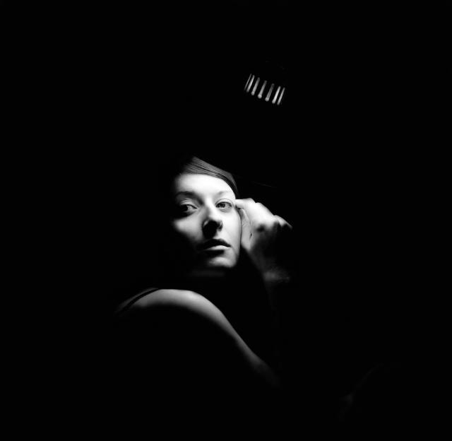 Ein Bild in schwarz-weiß, auf dem eine Frau zu sehen ist, die sich selbst fotografiert