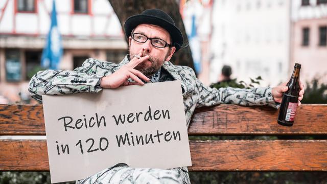 Michael Jakob auf einer Bank mit Plakat und Zigarette