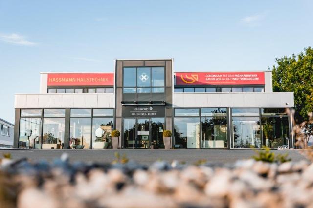 Hausfront der Badausstellung von elements