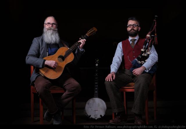 die Musiker mit ihren Instrumenten on stage