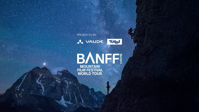 2 Personen die einen Berg besteigen