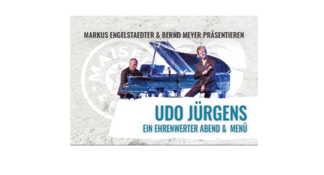 Ein Mann sitzt am Klavier, der andere Mann steht vor dem Klavier