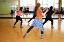 Gruppe von Frauen machen Tanzgymnastik in einer Halle