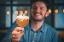 Mann hält Bier in der Hand