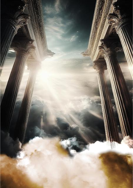Griechische Säulen an den Seiten, Blick in den Himmel, Sonnenstrahlen, die durch die Wolkendecke brechen