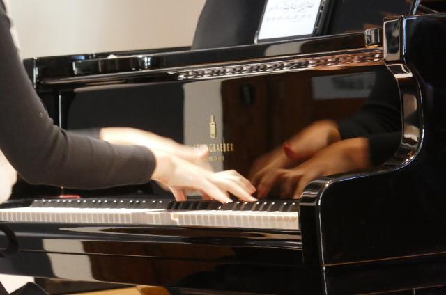 Hände spielen auf dem Flügel