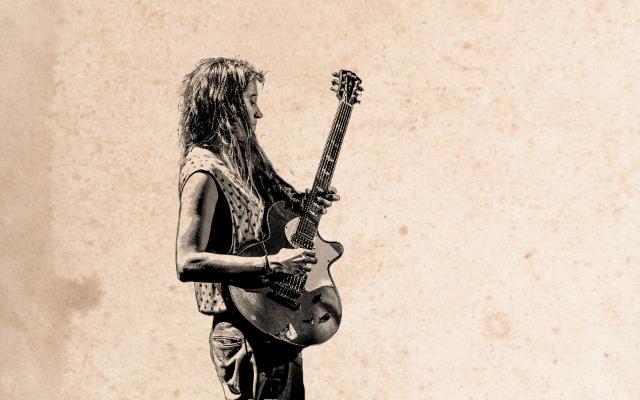 Katharina Kollmann (Nichtseattle) mit Gitarre