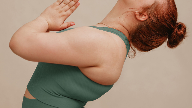 Frau in einer ruhigen Yoga-Praxis, die wieder in ihren Körper ankommt. Sanfte Bewegung, bewusster Atem und ein Raum für Entspannung und Regulation. Yoga für Frauen in Bayreuth.